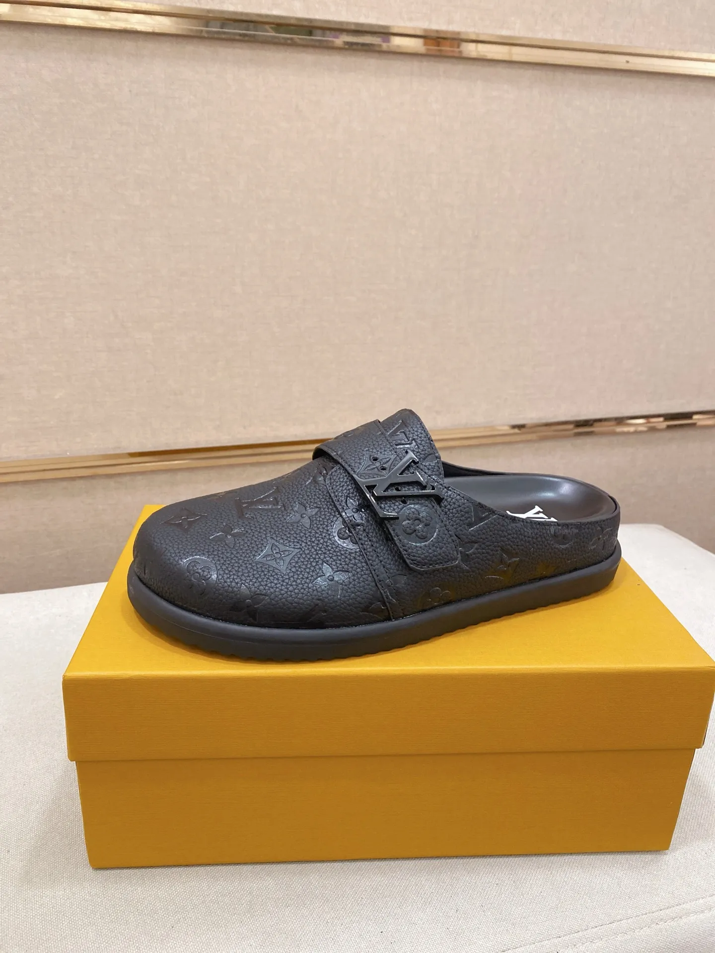 Men's shoes💰: 220💰38-45, LV Easy 2025 new men's casual sandals and slippers, made of suede cow leather, with Monogram pattern to highlight the trendy style. Adjustable straps illuminated with LV letters, while a resilient insole and micro outsole provide lightweight comfort. Made of suede cow leather with embossed Monogram pattern and brand element metal hardware✅Adjustable straps➕Tough insole‼ ️Micro outsole. Comfortable and easy to wear‼ ️